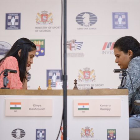 FIDE महिला विश्व कप: हम्पी और दिव्या के बीच पहला निर्णायक युद्ध बराबरी पर, भारत की निगाहें अगले मुकाबले पर