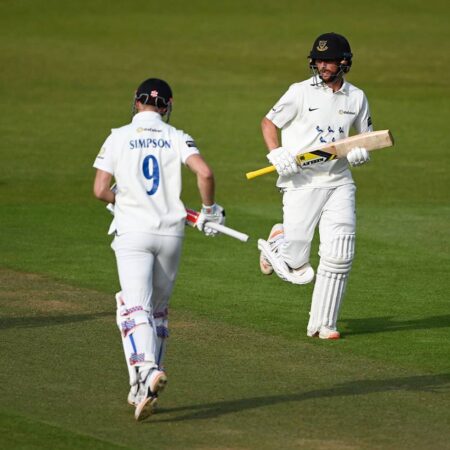 काउंटी चैंपियनशिप: रॉबिन्सन के छह विकेट और कोल्स के शतक से ससेक्स का दबदबा