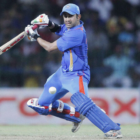 क्रिकेट की पिच पर रणनीति और भावनाओं का द्वंद्व: संजू सैमसन के बल्लेबाजी क्रम पर छिड़ी बहस