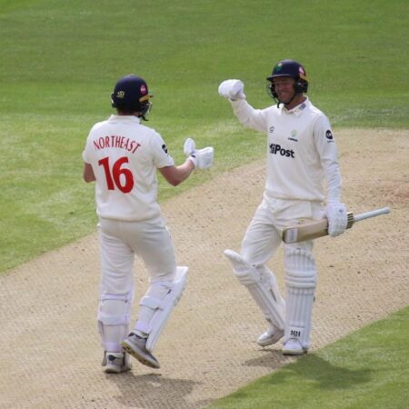 अंतिम मैच का अनोखा रंग: वैन डेर मेर्वे का डेब्यू शतक और लीसेस्टरशायर की विजयी घोषणा