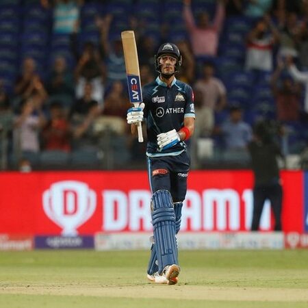 शुभमन गिल ने जीता टॉस: गंभीर और बुमराह ने यूं उड़ाई कप्तान की खिल्ली, मैदान पर छाया हंसी का माहौल!