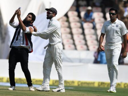 बाबर आजम के लिए दीवानापन: गद्दाफी स्टेडियम में सुरक्षा उल्लंघन और क्रिकेट प्रेम का अद्वितीय प्रदर्शन