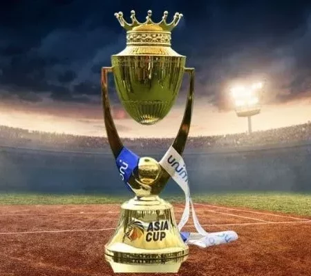 एशिया कप 2025: जब चैंपियन टीम के हाथ से दूर रही ट्रॉफी, वरुण चक्रवर्ती ने कॉफी कप से दिया जवाब!
